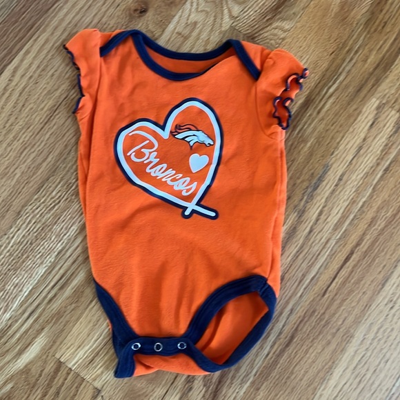 BRONCOS Set of 3 Girls Onesies, Denver Broncos, Size 3-6 Months - Picture 2 of 8